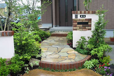 自然石敷きのアプローチ