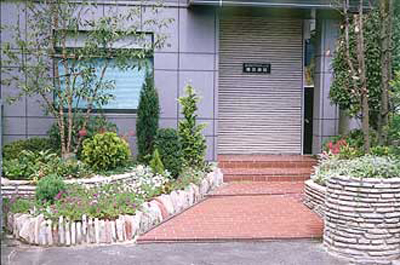 花と緑のアプローチ