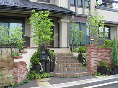 レンガと枕木の門柱