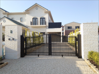 芝生広場にガゼボが映える主庭 イングリッシュガーデン、和風庭園、屋上緑化