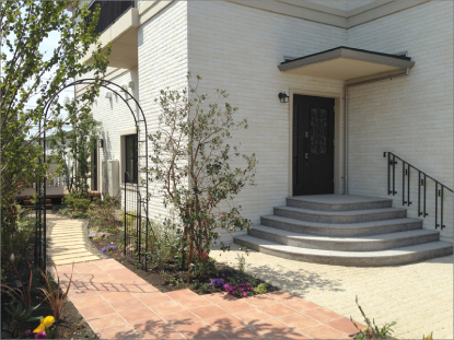 芝生広場にガゼボが映える主庭 イングリッシュガーデン、和風庭園、屋上緑化