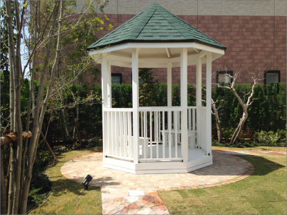 芝生広場にガゼボが映える主庭 イングリッシュガーデン、和風庭園、屋上緑化