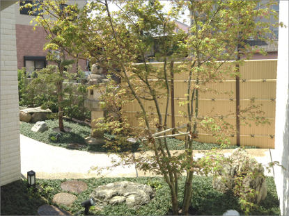 芝生広場にガゼボが映える主庭 イングリッシュガーデン、和風庭園、屋上緑化