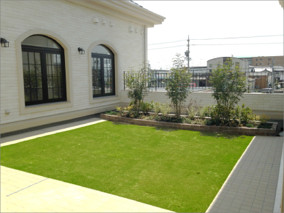 芝生広場にガゼボが映える主庭 イングリッシュガーデン、和風庭園、屋上緑化