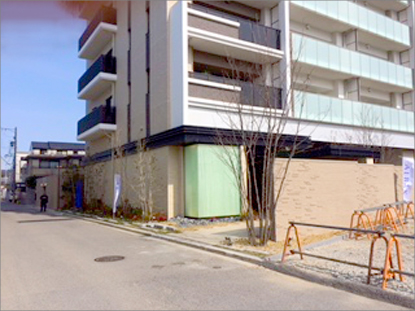 街づくりが進むマンションの中庭と外構植栽工事