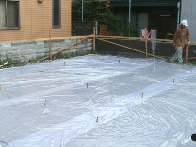 1-5基礎工事の防湿シート施工