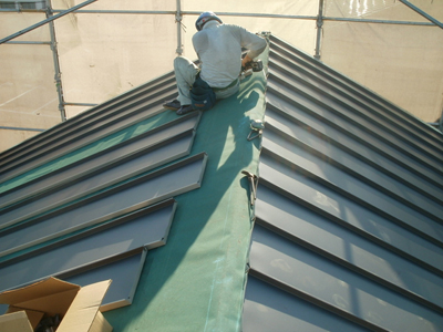 3-9屋根の金属板敷き施工