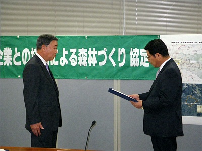 古田岐阜県知事からCO2吸収に関する認証書受ける小栗社長
