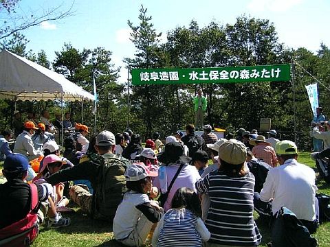 式典風景 青空のもと児童も参加して賑やかに
