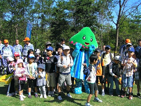 ヤマリンを囲んで記念撮影 ヤマリンは「全国豊かな海づくり大会」のイメージキャラクター