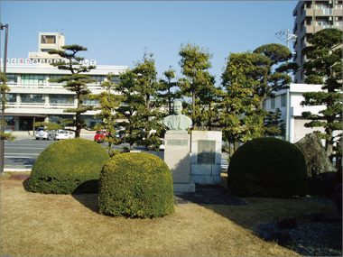 市庁舎のモニュメントの移設