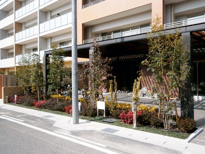 四季を通して楽しめる植栽 勝川駅前マンションの画像
