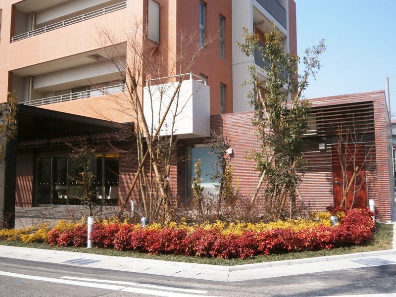 四季を通して楽しめる植栽 勝川駅前マンション