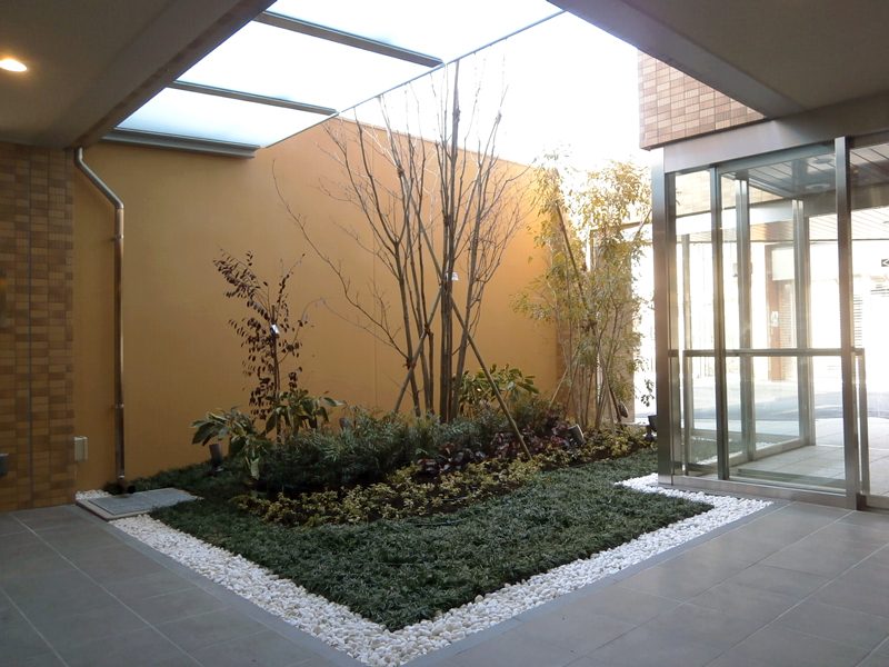 四季を通して楽しめる植栽 勝川駅前マンション