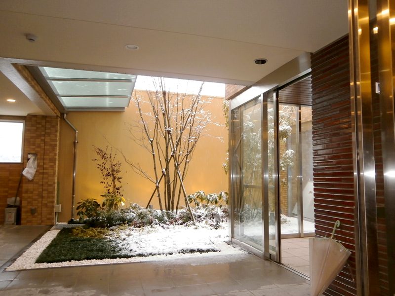 四季を通して楽しめる植栽 勝川駅前マンション