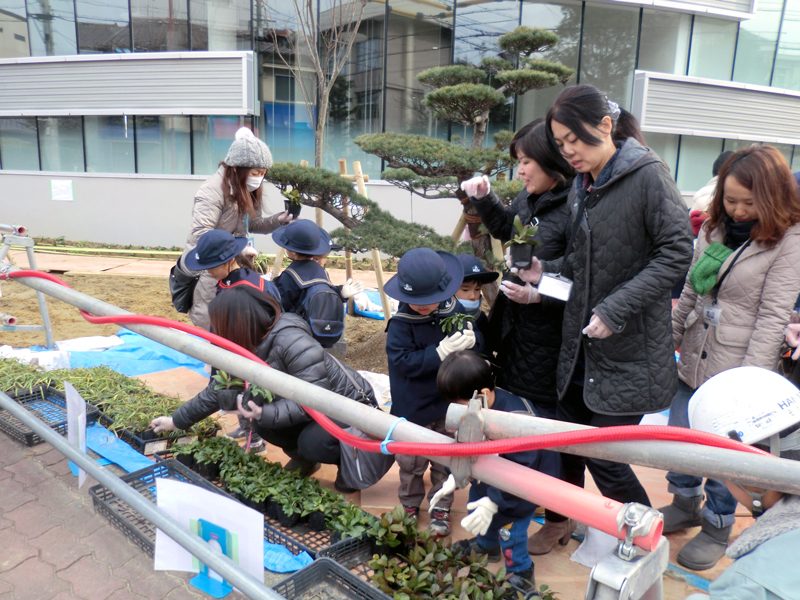 園児と保護者による植樹会で新しく生まれ変わる幼稚園