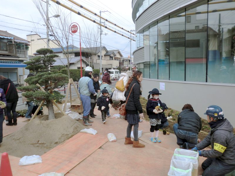 園児と保護者による植樹会で新しく生まれ変わる幼稚園