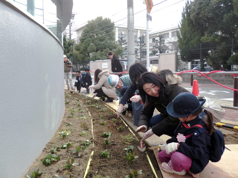 園児と保護者による植樹会で新しく生まれ変わる幼稚園