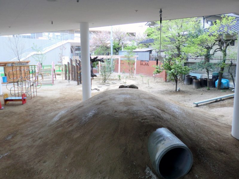 園児と保護者による植樹会で新しく生まれ変わる幼稚園