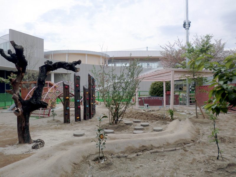 園児と保護者による植樹会で新しく生まれ変わる幼稚園