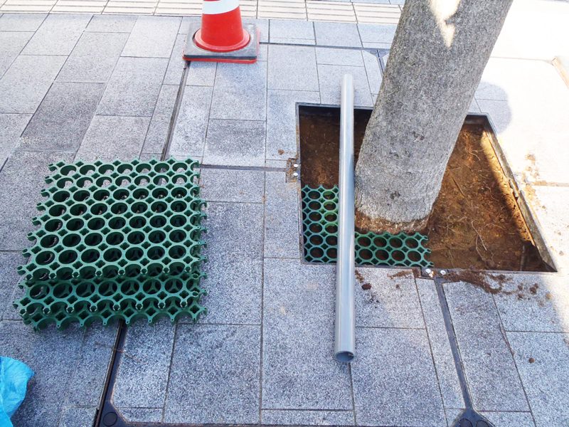 樹木の根元保護に芝生保護材を応用する