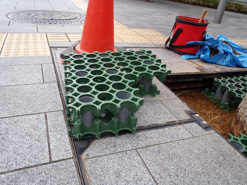 樹木の根元保護に芝生保護材を応用する