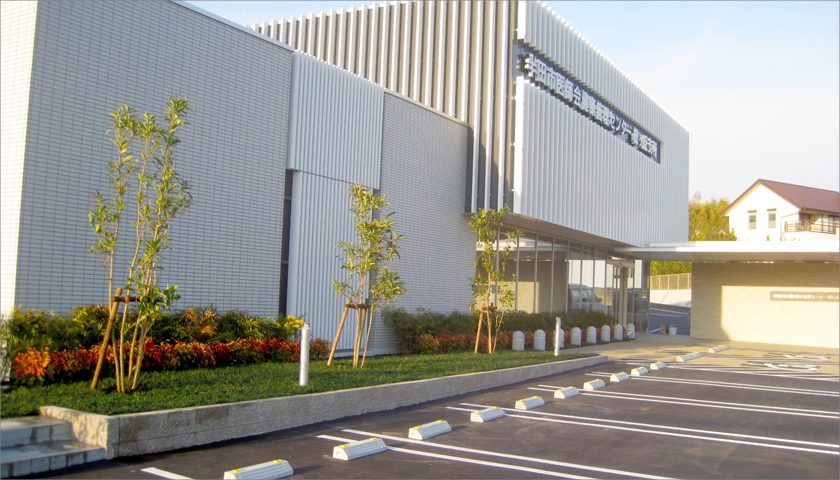 半田市の医師会健康管理センター外構緑化工事の画像
