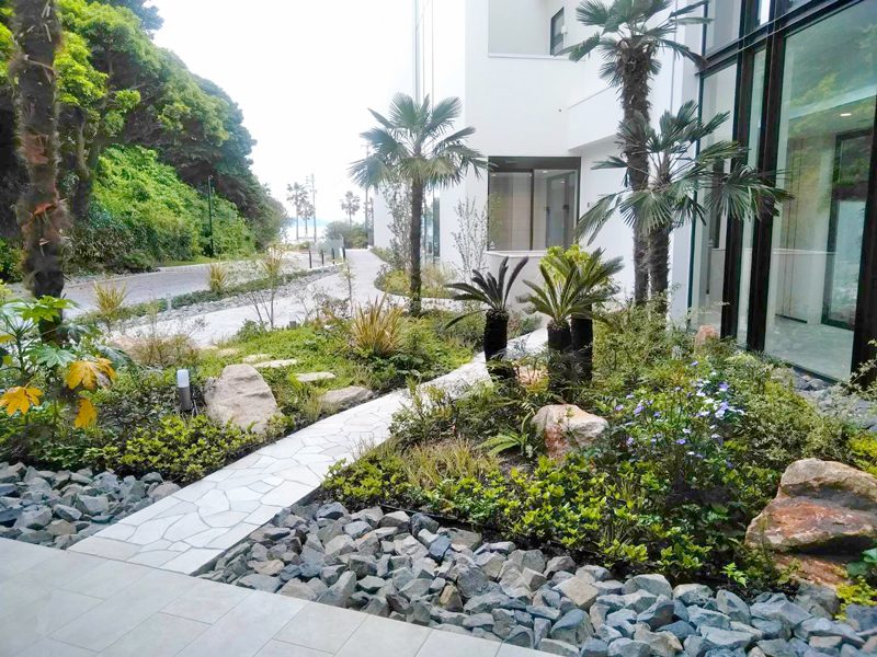 海辺のリゾート感溢れる保養施設植栽環境整備工事