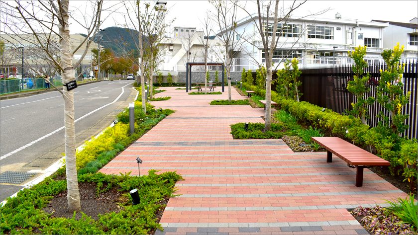 中部学院大学100周年記念公園 継承の道の画像