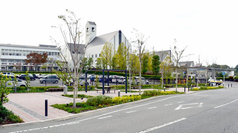 中部学院大学100周年記念公園 継承の道