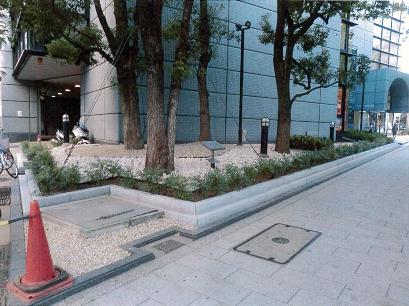 大阪市某御堂筋ビル 緑地帯植栽工事の画像