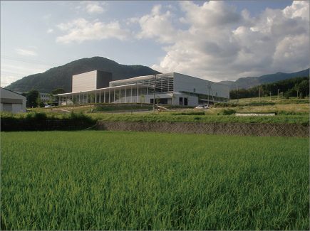 棚田の中に建てられた下呂交流会館アクティブの画像