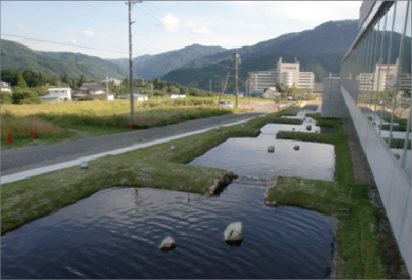 棚田の中に建てられた下呂交流会館アクティブ