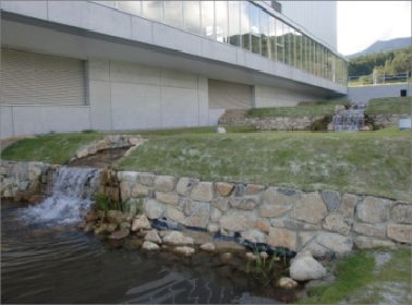 棚田の中に建てられた下呂交流会館アクティブ