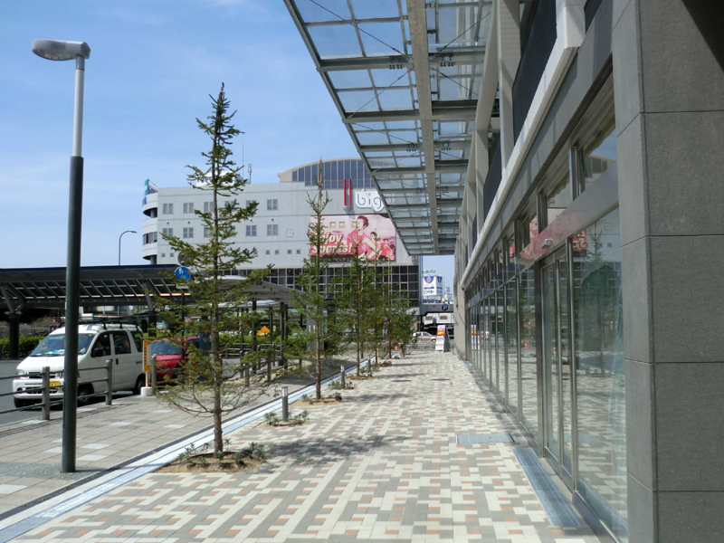 大阪府守口市の高層マンション屋上に芝生のカーペット
