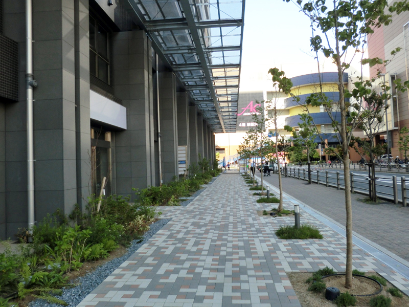 大阪府守口市の高層マンション屋上に芝生のカーペット