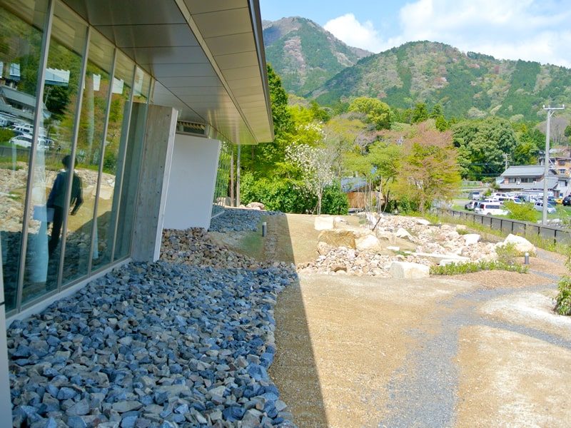 養老の大自然と調和する研究施設