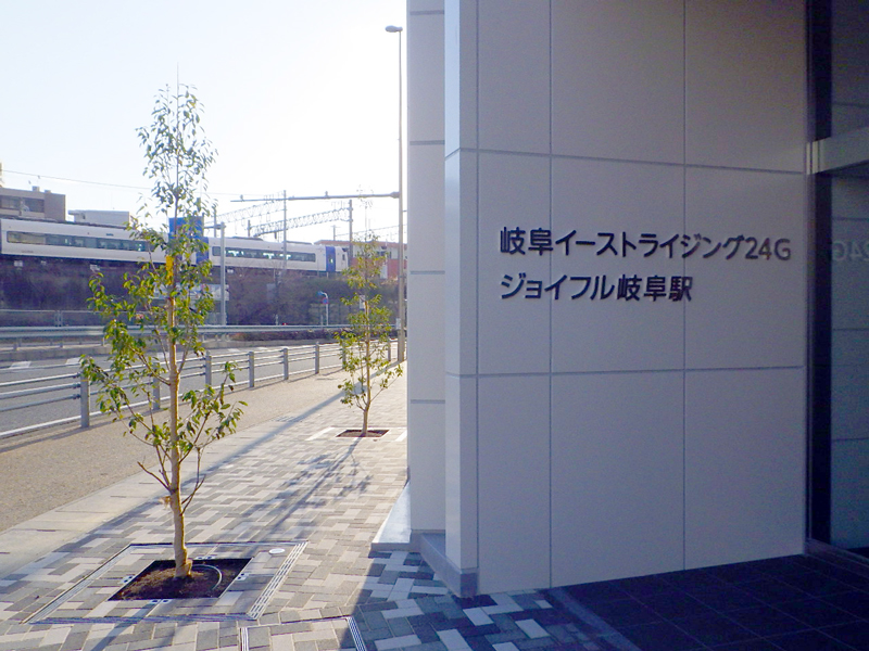 JR岐阜駅東複合施設の屋上緑化と外構植栽工事