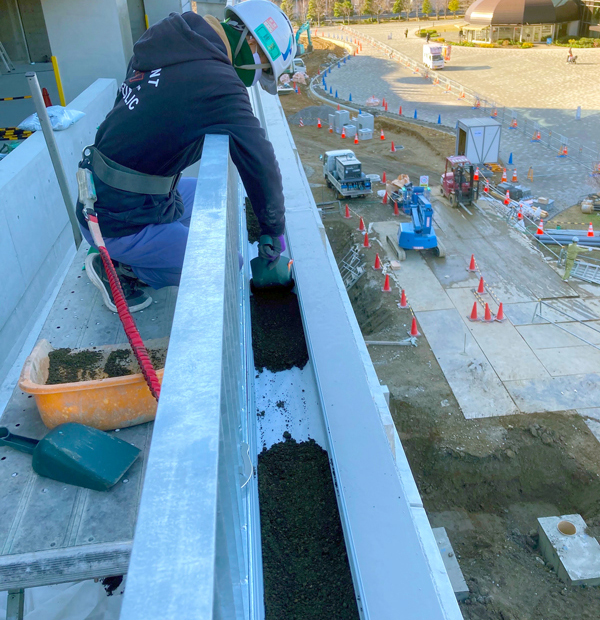 岐阜市新庁舎の立体駐車場 壁面緑化と花壇植栽工事