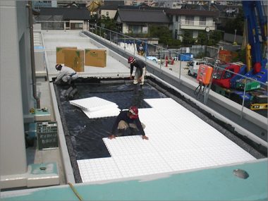 緑あふれる屋上で新しい校舎が輝いてみえます（１）