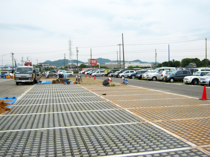 大型工場の既存駐車場を緑化ブロックへ