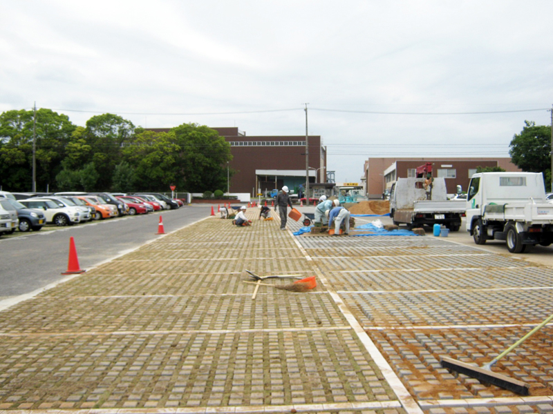 大型工場の既存駐車場を緑化ブロックへ