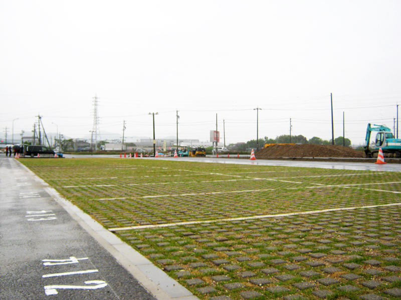 大型工場の既存駐車場を緑化ブロックへ