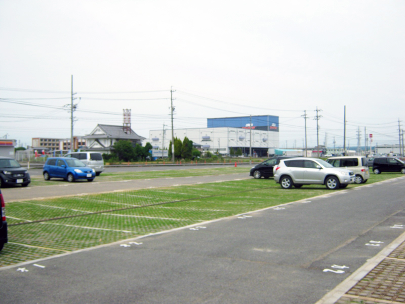 大型工場の既存駐車場を緑化ブロックへ