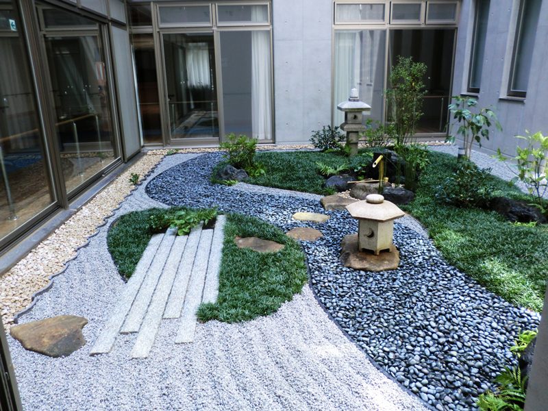 大阪府東大阪市の老人ホームに和みの屋上緑化と中庭