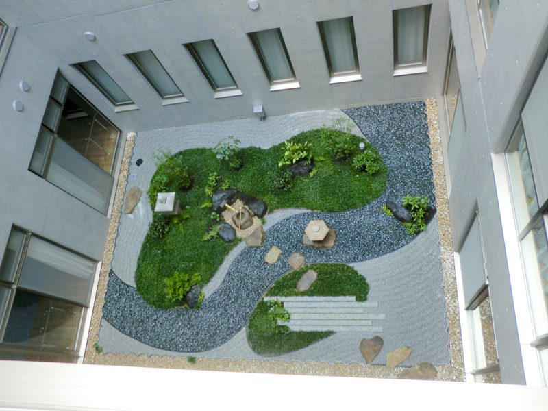 大阪府東大阪市の老人ホームに和みの屋上緑化と中庭