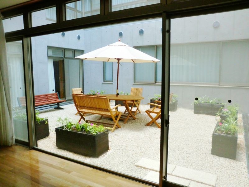 大阪府東大阪市の老人ホームに和みの屋上緑化と中庭