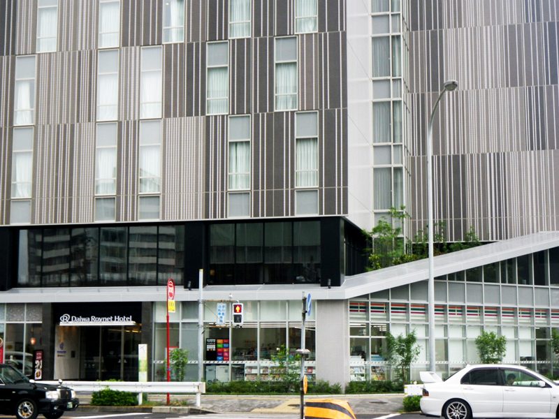 名古屋駅前ビジネスホテルの屋上緑化と外構緑化工事の画像