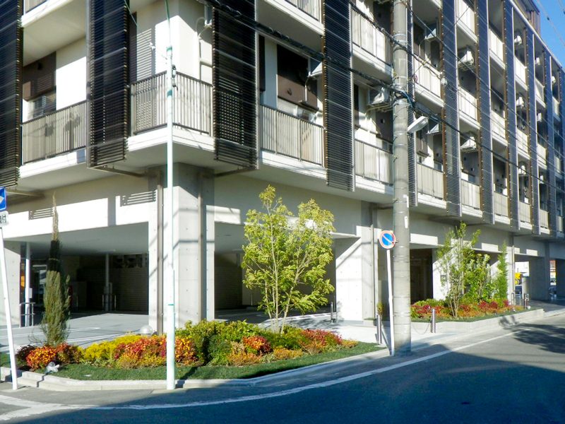 老人ホーム ひびのファミリアの屋上緑化と外構緑化工事