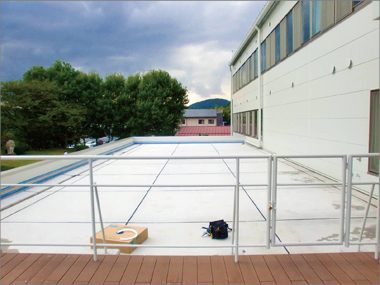 2Fのウッドデッキで集う社員憩いの場所